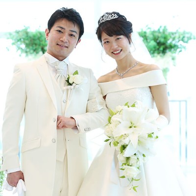 とってもロマンチックなKenichiroさんといつも笑顔いっぱいのMegumiさん。

「ゲストに楽しんでもらいたい」というおふたりのステキな想いがたくさん詰まったご結婚式がスタートです！