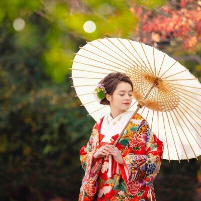 古都・奈良の凛とした空気には和装がよく映える。四季の彩りをハレの日の借景に