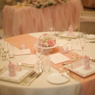 新婦の大好きなピンク×ホワイトでコーディネイトされたテーブル。ふんわり優しい印象の空間に。