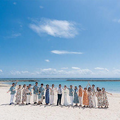 白いビーチ・青い海・空が揃った絶景ビーチで大切なゲストと集合写真を