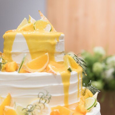 パーティに華を添えるウエディングケーキはオーダー可能。ふたりの好きを詰め込んで<br>【料理・ケーキ】専属パティシエがふたりのために創り上げるオリジナルウエディングケーキ・スイーツ