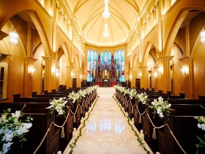 吹抜けの壮麗な空間にステンドグラスとシャンデリアが輝く大聖堂で誰よりも輝く花嫁に