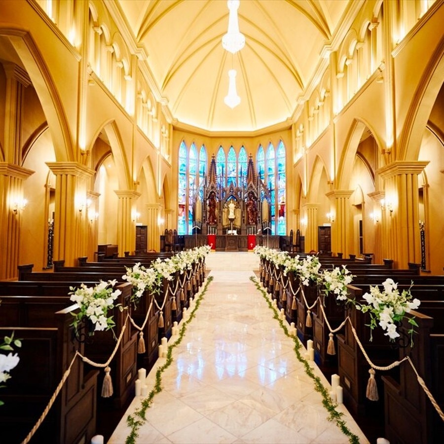 吹抜けの壮麗な空間にステンドグラスとシャンデリアが輝く大聖堂で誰よりも輝く花嫁に
