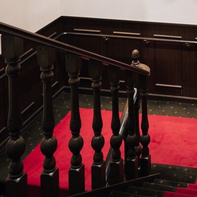赤い絨毯の階段はフォトスポットにぴったり<br>【披露宴】邸宅貸切の一軒家は、1階がガーデンへ続く広々ロビーエントランス