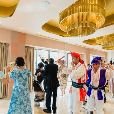 最後は全員でカチャーシー。沖縄ならではの演出で喜びの想いを分かち合います。