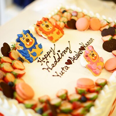 ウエディングケーキは、仲良し家族をシーサーにて表現してオリジナルで作成☆彡
沖縄の「いつまでも幸せに」という意味のこもったミンサー柄もあしらいました。