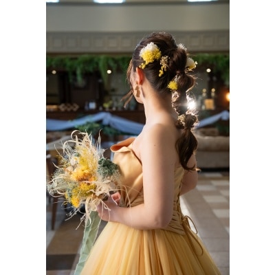 カラードレスは、ドレスと同じカラーのお花をヘッドドレスに♥統一感もあって素敵に。