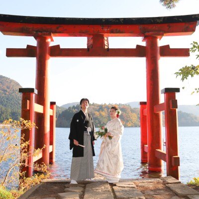芦ノ湖に浮かぶ「平和の鳥居」は人気のフォトスポット<br>【挙式】【神前式】～伝統の箱根神社～　定員：20名
