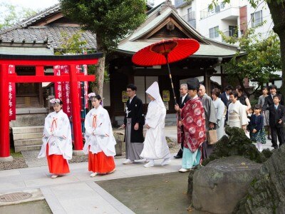 白無垢に朱傘が映える花嫁行列は、江戸時代にタイムスリップしたような風雅さ				