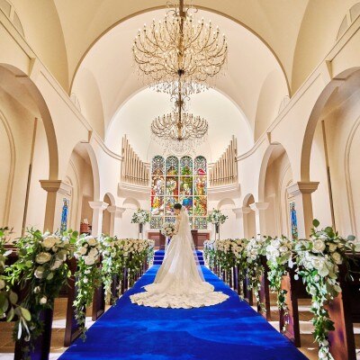 純白の堂内に伸びる、気品あふれるロイヤルブルーのバージンロードが印象的な大聖堂<br>【挙式】挙式