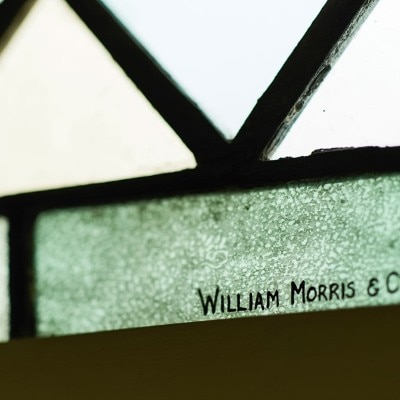 ステンドグラスは「モダンデザインの父」巨匠ウイリアムモリスの作品。