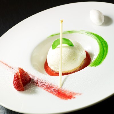 クレームダンジュ　苺のクーリーと塩のアイスクリーム添え<br>【料理・ケーキ】フランス料理