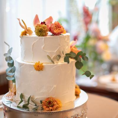 生花を飾るおしゃれなウエディングケーキも人気です<br>【料理・ケーキ】ウエディングケーキ・デザートビュッフェ