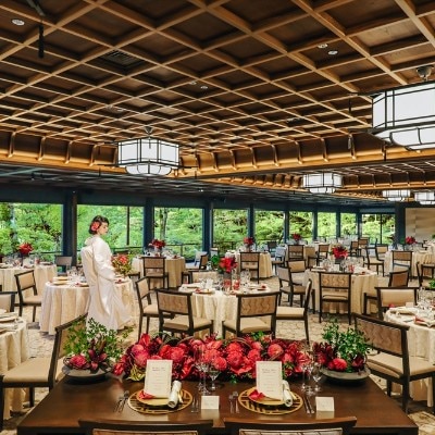 京都のなかでも最大級の広さを誇る、贅沢なご披露宴会場。<br>【披露宴】「栖鳳殿」　着席～182名