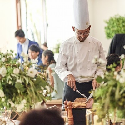<br>【料理・ケーキ】披露宴会場に出来立ての状態でサーブされるお料理は、ゲストへの最高のおもてなし