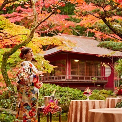 日本庭園に佇む茶室「真珠亭」は、数寄屋造りに粋な遊び心を掛け合わせたデザイン