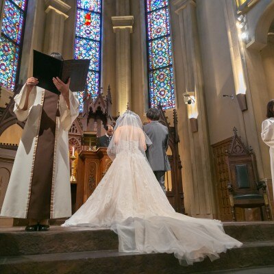祭壇からのびる階段に、ドレスのトレーンがきれいに広がります。