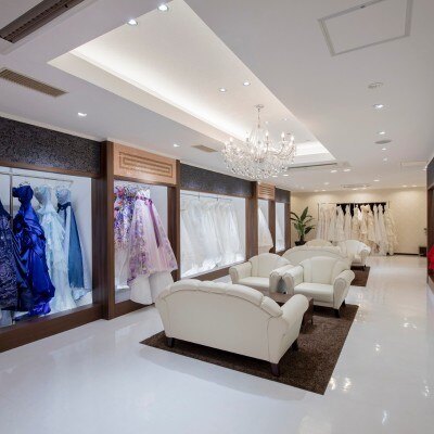 館内の衣装サロンには、人気のブランドドレスをはじめ、700着以上の衣装がずらり<br>【付帯設備】付帯設備