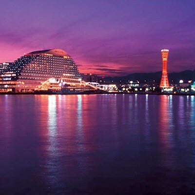 <br>【外観】海に突き出した神戸港中突堤の先に、浮かぶようにたたずむ白亜のリゾートホテル