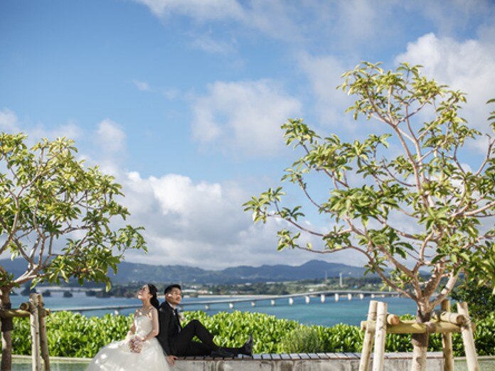 コロナ禍で2年越しとなった結婚式。
青い海青い空のもとで結婚式をしたい。
おふたりの理想を叶えたのは、沖縄でのリゾートウエディングでした。