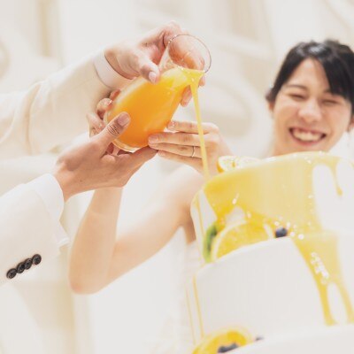 ケーキセレモニーはオレンジ色のソースをドリップ♪カラフルで可愛らしい演出に！