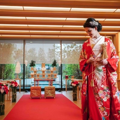  エミリア館内には本格神殿も完備。古式ゆかしい神前式はもちろん、和の人前式も実現<br>【挙式】神殿「サキワエ」／～９０名