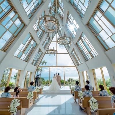 沖縄でも最高級の天井高を誇る美らの教会。温かな陽射しが降り注ぎます。