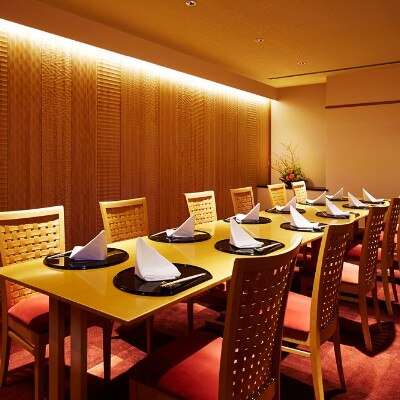 日本料理「四季彩」　お祝いに相応しい赤を基調とする個室は親御様世代に人気<br>【披露宴】レストラン内会食