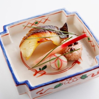 御家喜物は「まながつおの西京焼き　一口赤飯」。繊細な盛付けに料理人の技が光る<br>【料理・ケーキ】日本料理