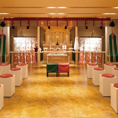 館内神殿“雀踊殿”では、宮司を招いて本格的な神前式を