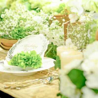 フレッシュな印象を喚起させる スプリンググリーンは 会場を明るく彩ります<br>【披露宴】装花・テーブルコーディネート