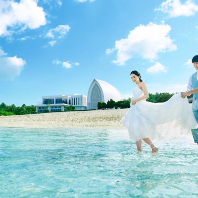 チャペルの目の前のビーチは沖縄随一のホワイトサンドが広がり、透明度も抜群<br>【庭】沖縄随一の海の近さ！プライベート感あふれる白砂のビーチが目の前に広がる