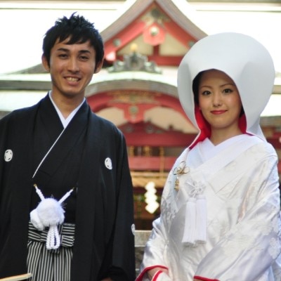 歴史ある神社での結婚式にふさわしい白無垢と紋付き袴の正統派スタイルが人気<br>【挙式】本殿　収容人数2～80名