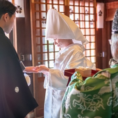 <br>【挙式】厳かに執り行われる神聖な本殿での神前式