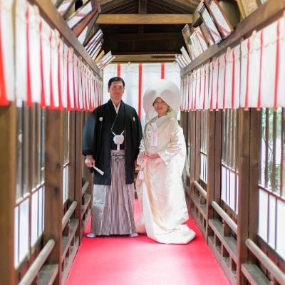 花嫁は着物の裾を持ち上げての撮影が多いけれど、こちらの廊下では裾を広げて撮影可能<br>【ドレス・和装・その他】ロケーション、フォトスポット