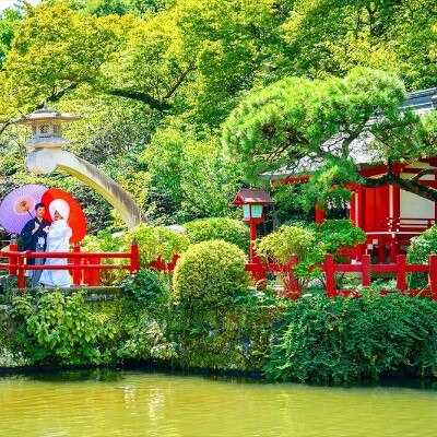 神前式では、春は桜、夏は新緑が美しい三嶋大社の境内で和の写真もたくさん残せる<br>【挙式】神社