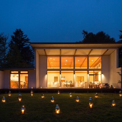 ①湯川ガーデンテラス/キャンドルの灯に照らされ、夕刻やナイトは幻想的な空間に