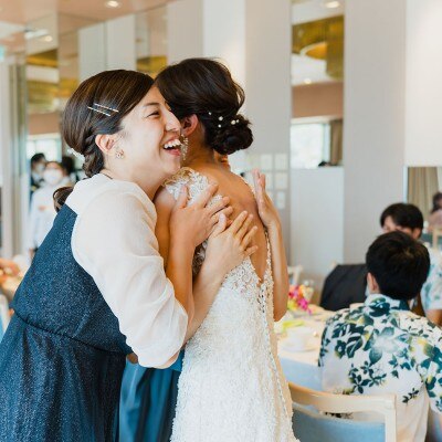 新婦様の中座はエスコート役にご友人を指名。サプライズ演出で感動の時間に。