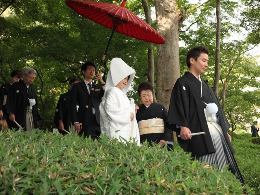 挙式の後は、庭園を歩いて花嫁姿をお披露目する「花嫁御寮」を