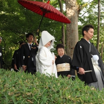 八芳園の広い庭園を、両親・親族とともに朱傘を差しながら歩き、花嫁姿をお披露目する「花嫁御寮」