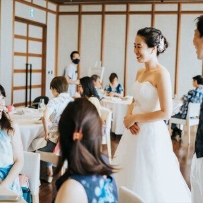 パーティではテーブルラウンドしゲストのみなさまとご歓談♪