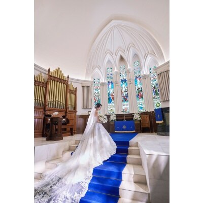 <br>【挙式】エリア人気NO.1の独立型大聖堂～ロイヤルブルーが新婦のウエディングドレスを惹きたてる～