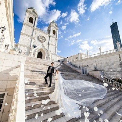 挙式後は48段の大階段で、白亜の大聖堂をバックにアフターセレモニーを満喫♪<br>【挙式】『聖フランチェスカ大聖堂』