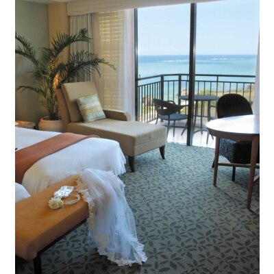 朝、目を覚ますと目の前にはコバルトブルーの海が！　ホテル自慢の朝食も楽しみ<br>【付帯設備】ホテル客室