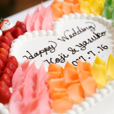 「七色」をテーマにウェディングケーキもレインボーカラーに<br>【料理・ケーキ】ウェディングケーキ