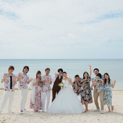 挙式の後は、目の前に広がる白砂のビーチでゲストと全員集合写真を！ビーチで集合写真が撮影できる会場は、沖縄でも貴重です。