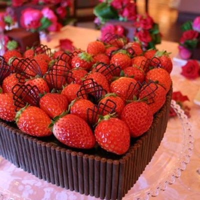 フルーツを贅沢に使ったケーキもカップルに大人気。ケーキカットも絵になる演出に！<br>【料理・ケーキ】オリジナルのウエディングケーキ