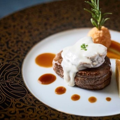 <br>【料理・ケーキ】フランス料理の世界大会で第3位を受賞した料理長が贈るおもてなし◆全会場にキッチンを併設するこだわり