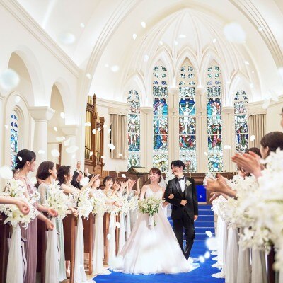 <br>【挙式】エリア人気NO.1の独立型大聖堂～ロイヤルブルーが新婦のウエディングドレスを惹きたてる～