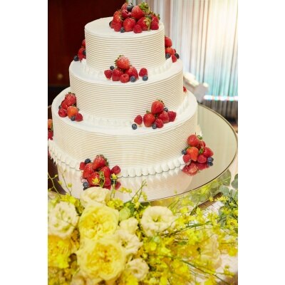 会場を華やかに彩るフレッシュウエディングケーキ<br>【料理・ケーキ】【ウェディングケーキ】生花や季節のフルーツをふんだんに使ったフレッシュウエディングケーキ